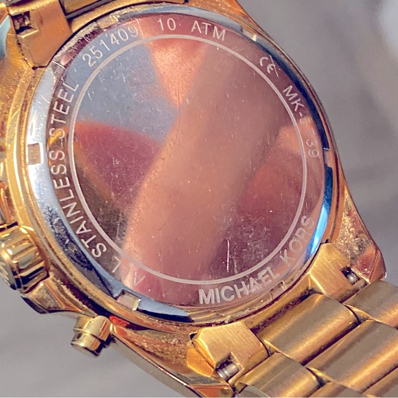 MICHAEL KORS | Oversized Bradshaw Gold Tone Watch - Picture 2 of 7